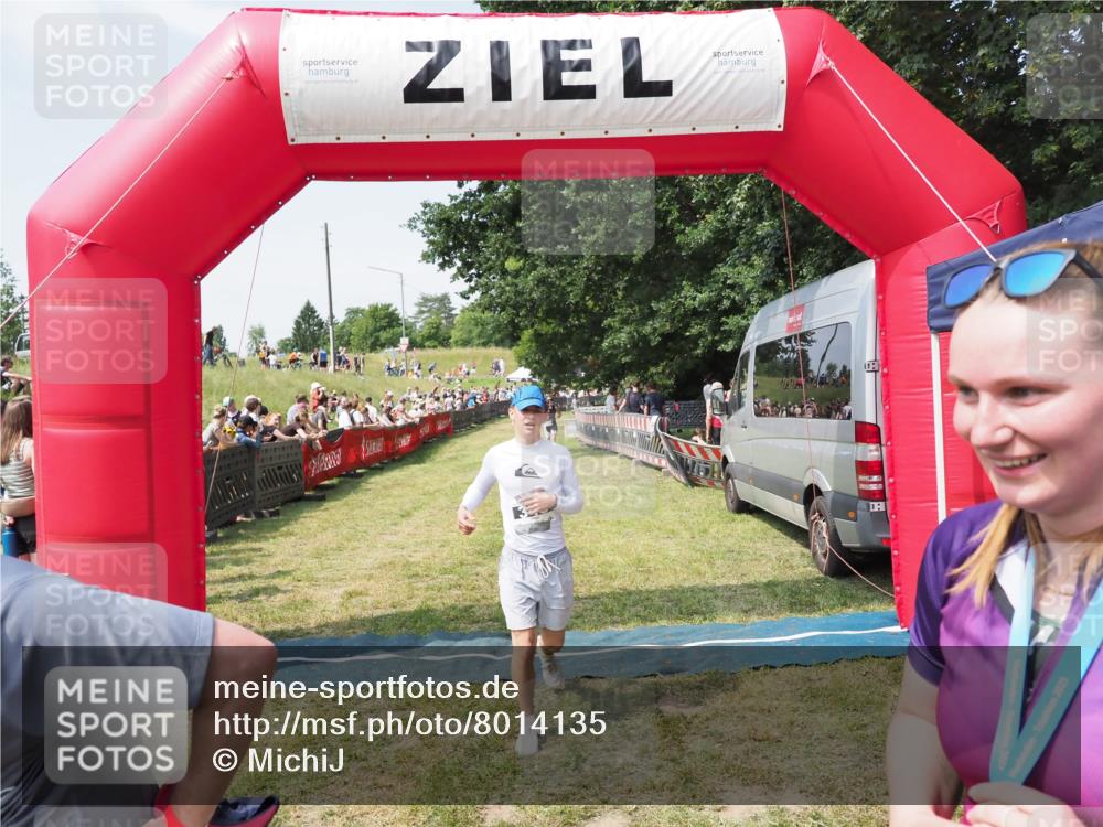 21.06.2025 - 27. Vierlanden-Triathlon MichiJ http://msf.ph/oto/8014135 15.06.2026 11:30:59 Ziel 482, 610 meine-sportfotos.de