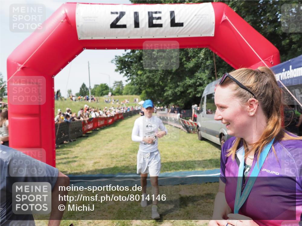 21.06.2025 - 27. Vierlanden-Triathlon MichiJ http://msf.ph/oto/8014146 15.06.2026 11:30:59 Ziel 482, 610 meine-sportfotos.de