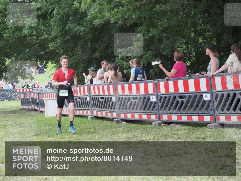 21.06.2025 - 27. Vierlanden-Triathlon KatJ http://msf.ph/oto/8014149 15.06.2025 13:11:45 Ziel 702, 962 meine-sportfotos.de