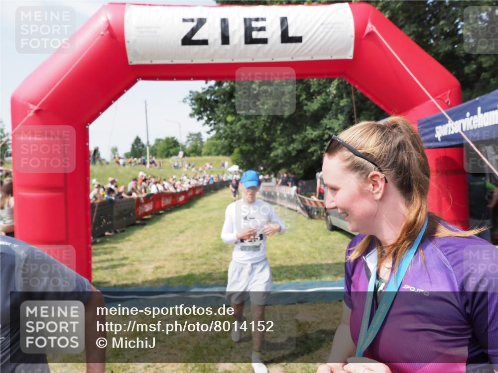 21.06.2025 - 27. Vierlanden-Triathlon MichiJ http://msf.ph/oto/8014152 15.06.2026 11:30:59 Ziel 482, 610 meine-sportfotos.de