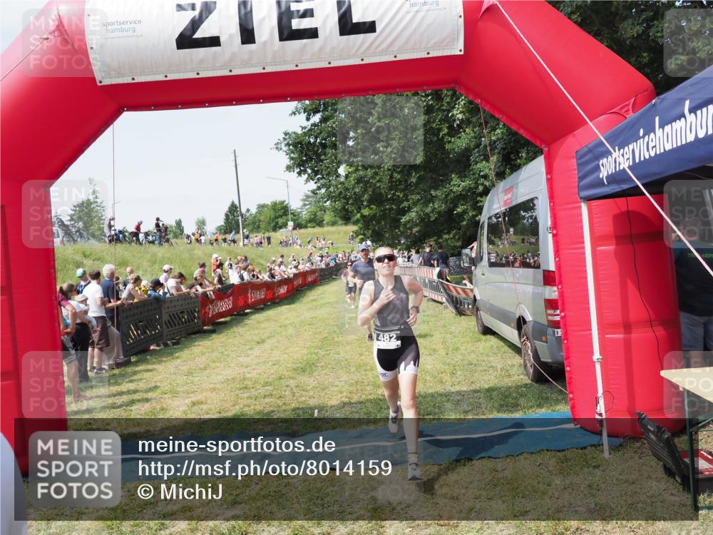 21.06.2025 - 27. Vierlanden-Triathlon MichiJ http://msf.ph/oto/8014159 15.06.2026 11:31:03 Ziel 131, 482, 546 meine-sportfotos.de