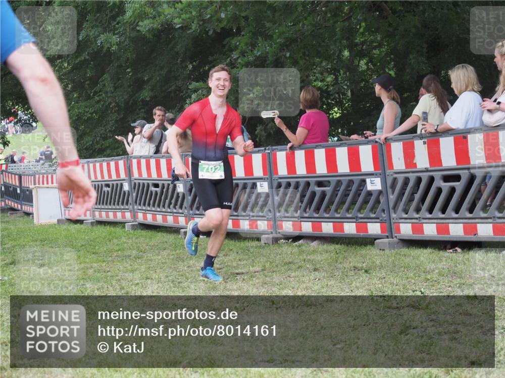 21.06.2025 - 27. Vierlanden-Triathlon KatJ http://msf.ph/oto/8014161 15.06.2025 13:11:46 Ziel 7, 702, 962 meine-sportfotos.de