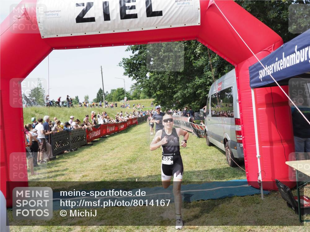 21.06.2025 - 27. Vierlanden-Triathlon MichiJ http://msf.ph/oto/8014167 15.06.2026 11:31:03 Ziel 131, 482, 546 meine-sportfotos.de