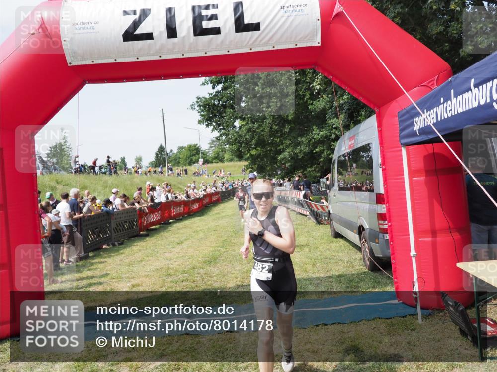 21.06.2025 - 27. Vierlanden-Triathlon MichiJ http://msf.ph/oto/8014178 15.06.2026 11:31:03 Ziel 131, 482, 546 meine-sportfotos.de