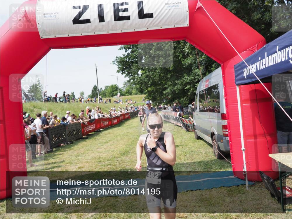 21.06.2025 - 27. Vierlanden-Triathlon MichiJ http://msf.ph/oto/8014195 15.06.2026 11:31:03 Ziel 131, 482, 546 meine-sportfotos.de