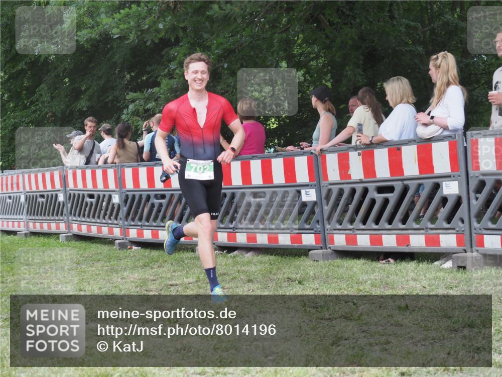 21.06.2025 - 27. Vierlanden-Triathlon KatJ http://msf.ph/oto/8014196 15.06.2025 13:11:46 Ziel 7, 702, 962 meine-sportfotos.de