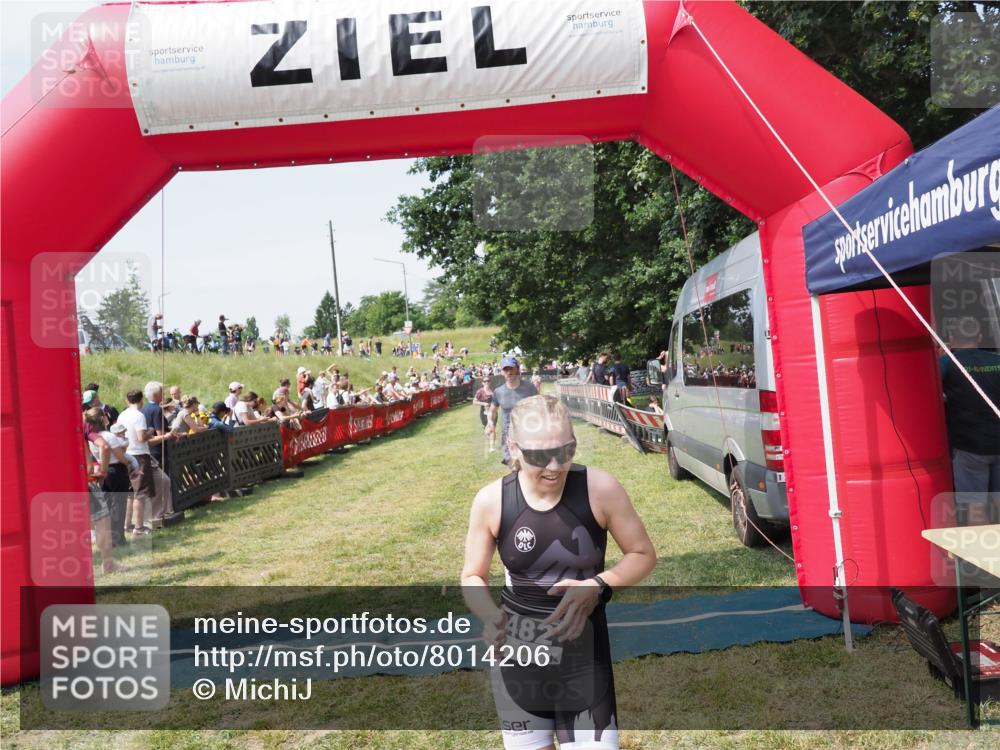 21.06.2025 - 27. Vierlanden-Triathlon MichiJ http://msf.ph/oto/8014206 15.06.2026 11:31:03 Ziel 131, 482, 546 meine-sportfotos.de