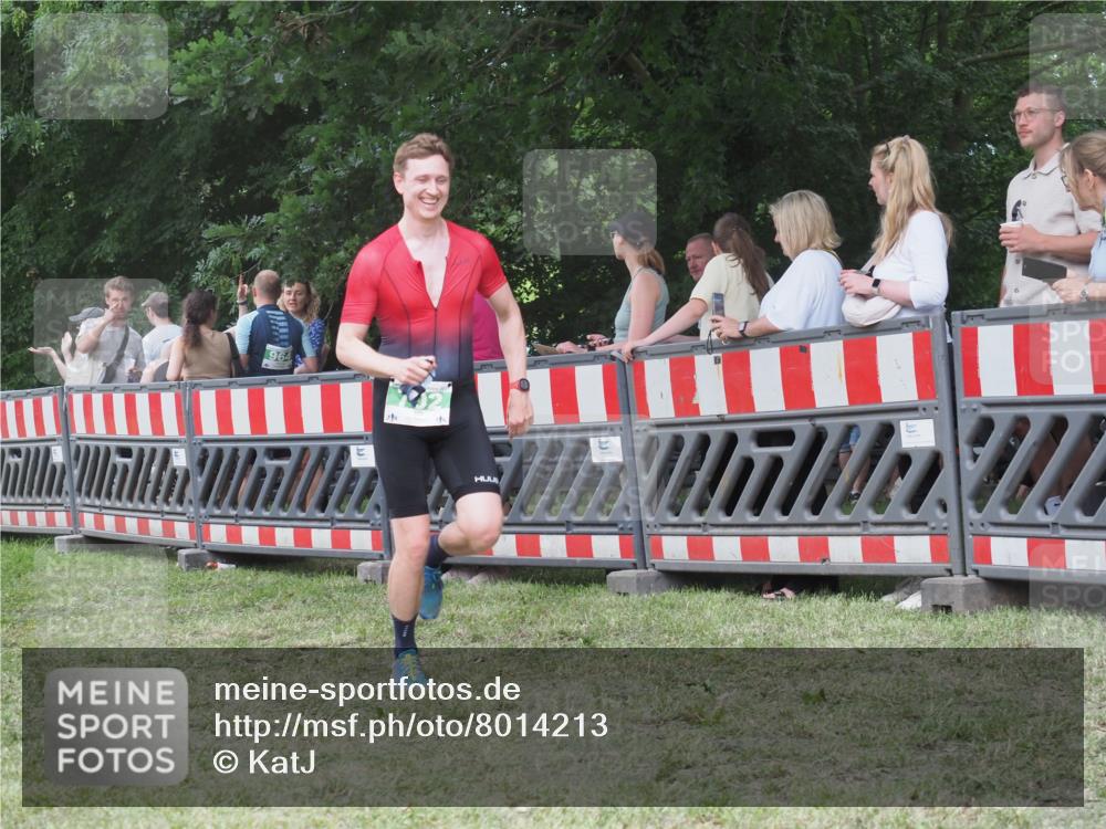 21.06.2025 - 27. Vierlanden-Triathlon KatJ http://msf.ph/oto/8014213 15.06.2025 13:11:46 Ziel 7, 702, 962 meine-sportfotos.de