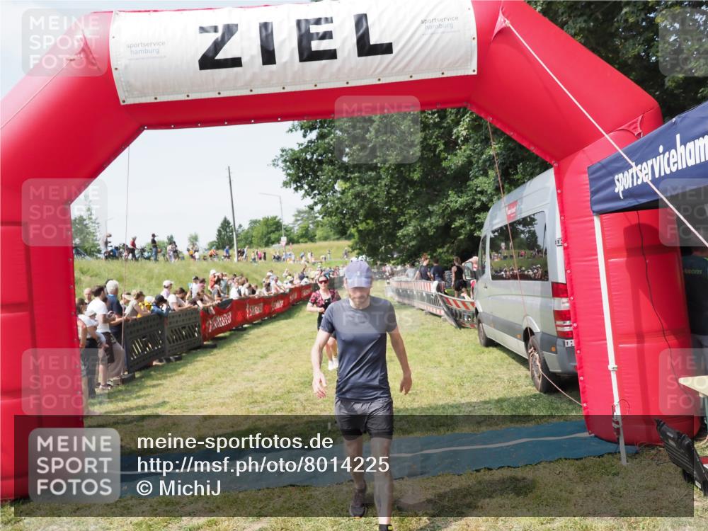 21.06.2025 - 27. Vierlanden-Triathlon MichiJ http://msf.ph/oto/8014225 15.06.2026 11:31:05 Ziel 131, 482, 546 meine-sportfotos.de