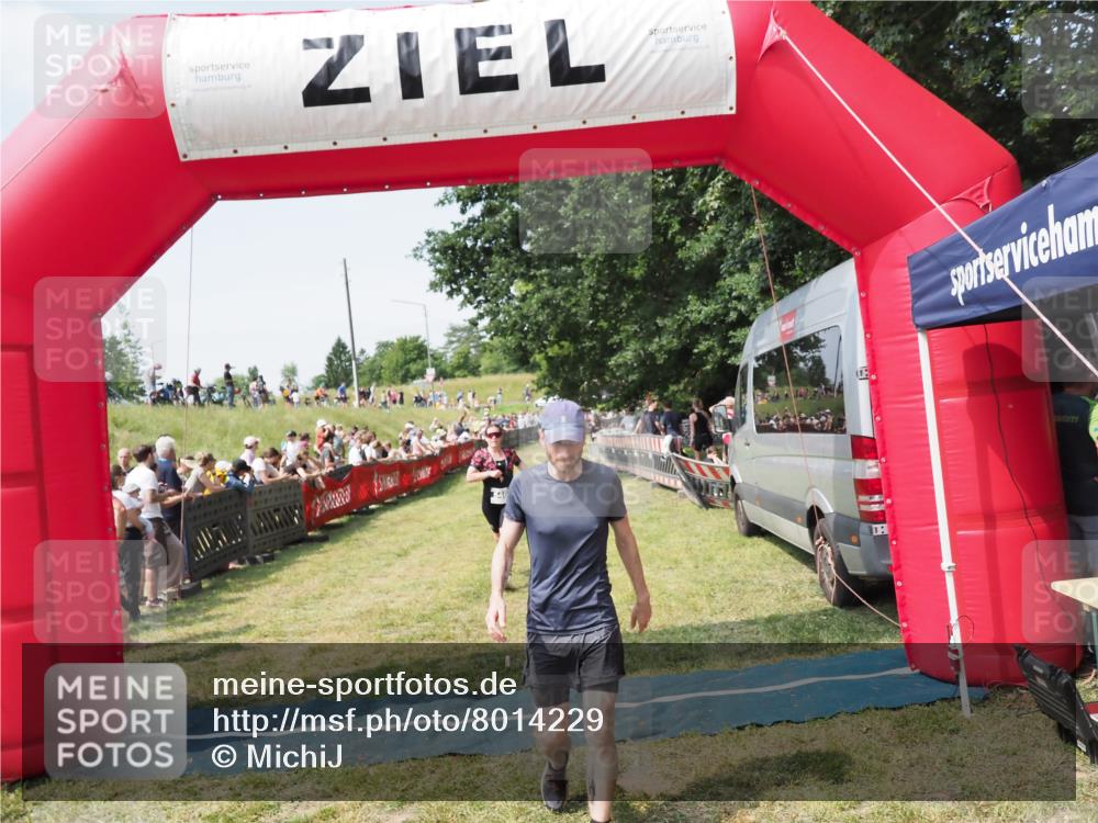 21.06.2025 - 27. Vierlanden-Triathlon MichiJ http://msf.ph/oto/8014229 15.06.2026 11:31:06 Ziel 131, 482, 546 meine-sportfotos.de