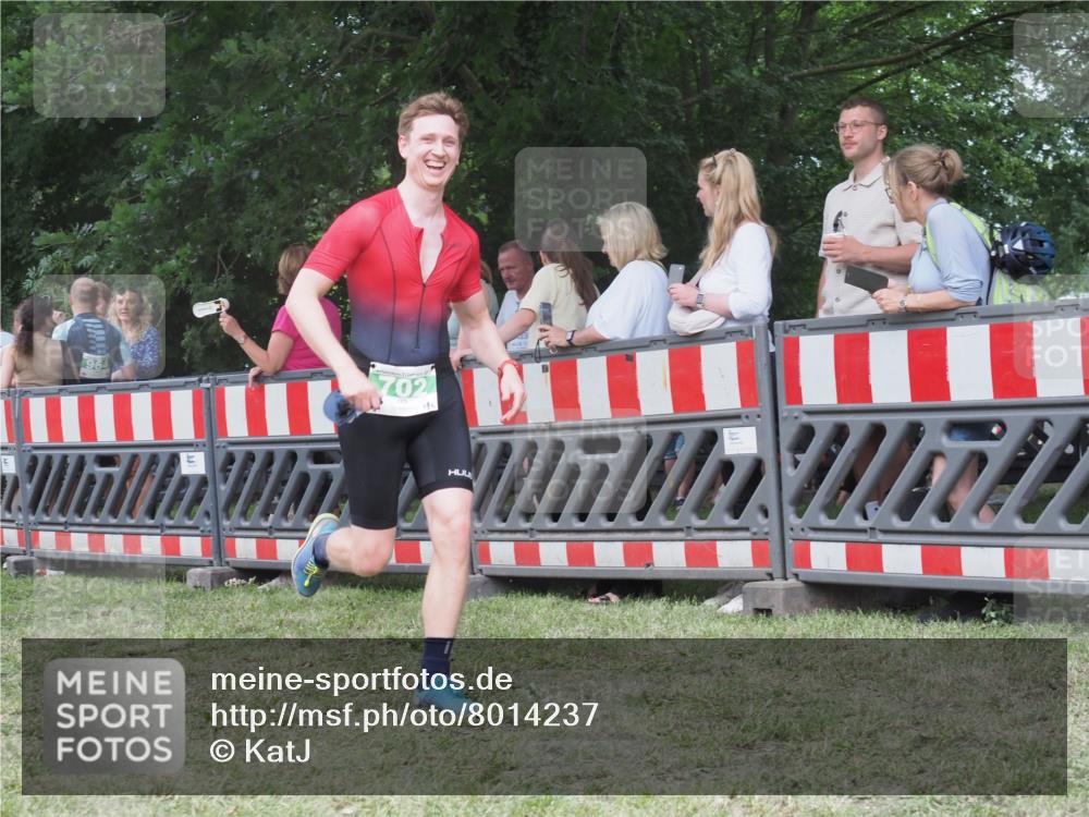 21.06.2025 - 27. Vierlanden-Triathlon KatJ http://msf.ph/oto/8014237 15.06.2025 13:11:46 Ziel 7, 702, 962 meine-sportfotos.de