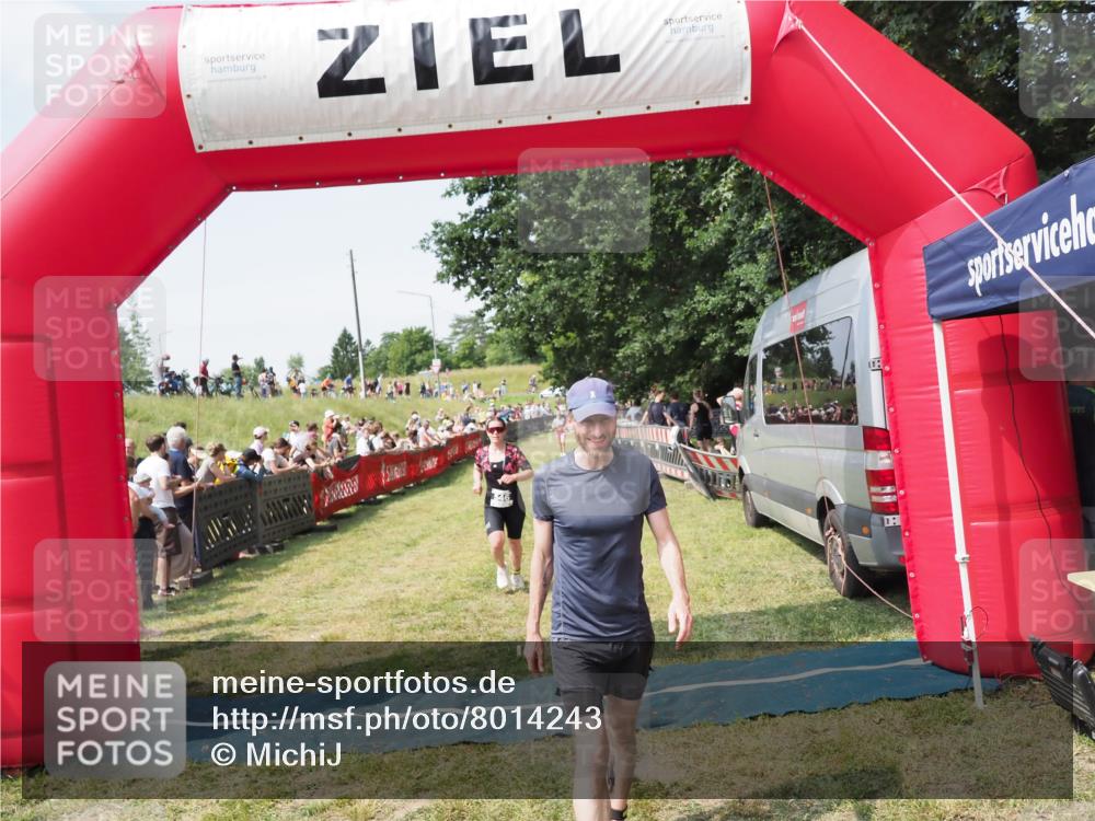 21.06.2025 - 27. Vierlanden-Triathlon MichiJ http://msf.ph/oto/8014243 15.06.2026 11:31:06 Ziel 131, 482, 546 meine-sportfotos.de