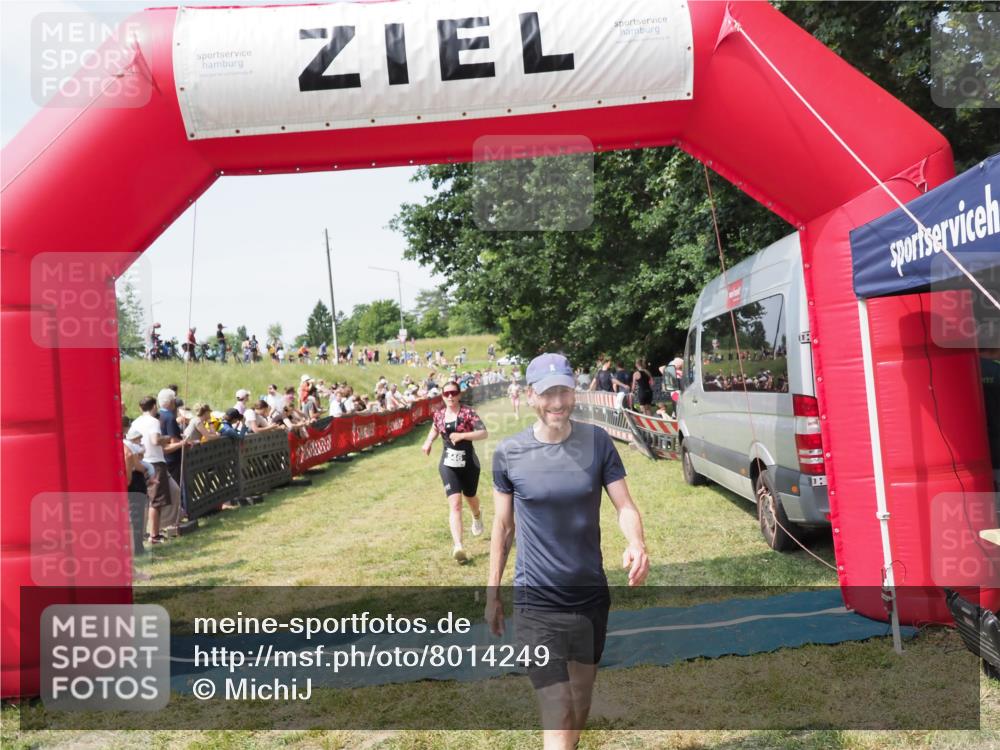 21.06.2025 - 27. Vierlanden-Triathlon MichiJ http://msf.ph/oto/8014249 15.06.2026 11:31:06 Ziel 131, 482, 546 meine-sportfotos.de