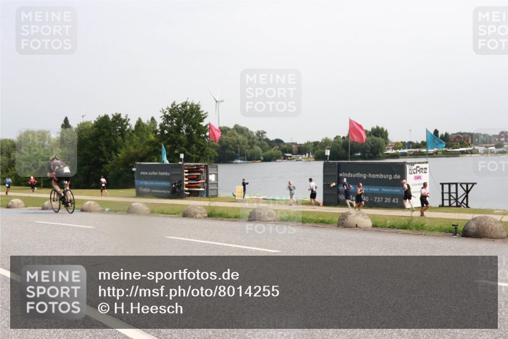 15.06.2025 - 27. Vierlanden-Triathlon H.Heesch http://msf.ph/oto/8014255 15.06.2025 11:16:03 Radfahren 820, 860 meine-sportfotos.de