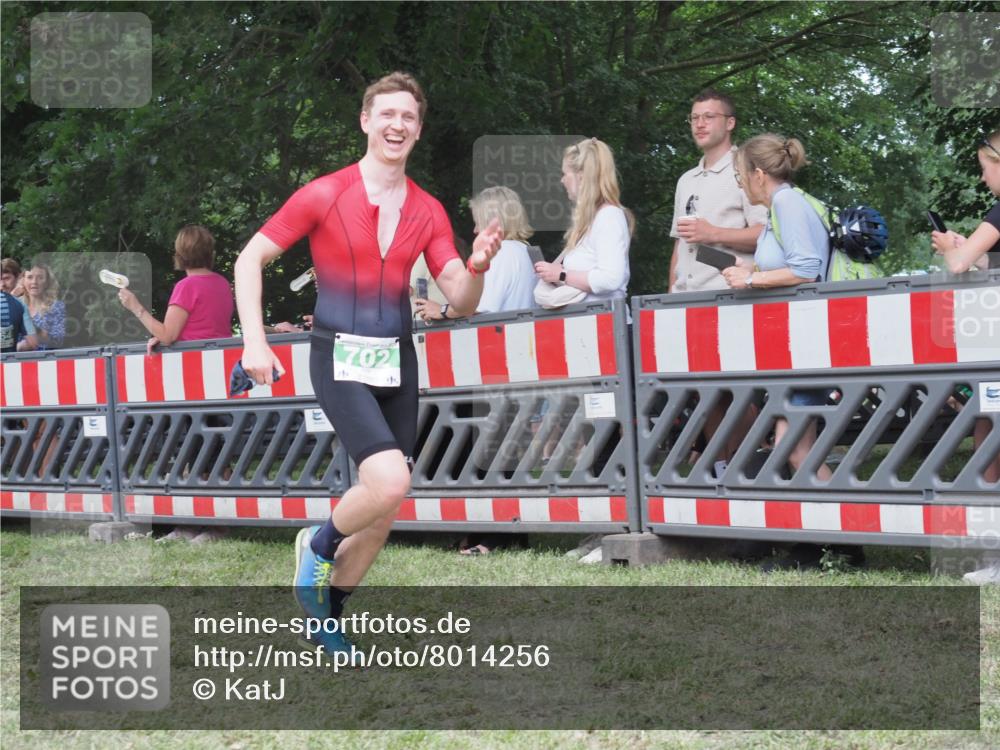 21.06.2025 - 27. Vierlanden-Triathlon KatJ http://msf.ph/oto/8014256 15.06.2025 13:11:47 Ziel 7, 702, 962 meine-sportfotos.de