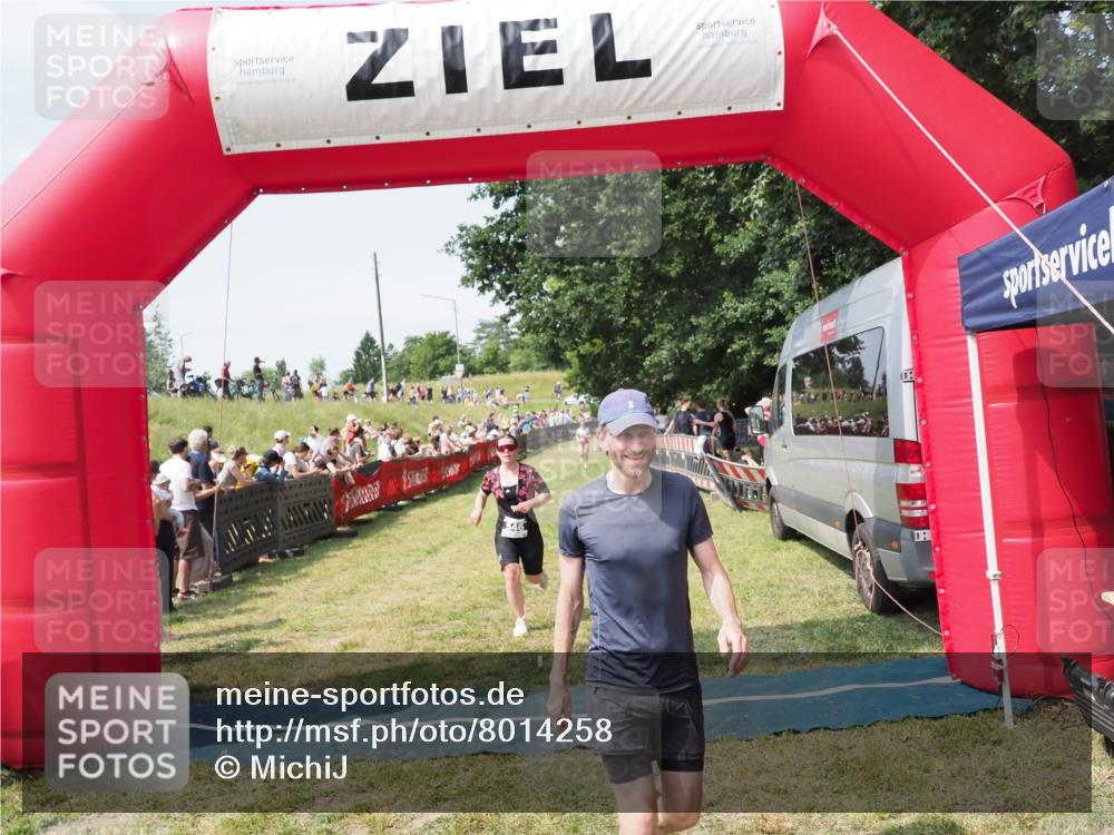 21.06.2025 - 27. Vierlanden-Triathlon MichiJ http://msf.ph/oto/8014258 15.06.2026 11:31:06 Ziel 131, 482, 546 meine-sportfotos.de