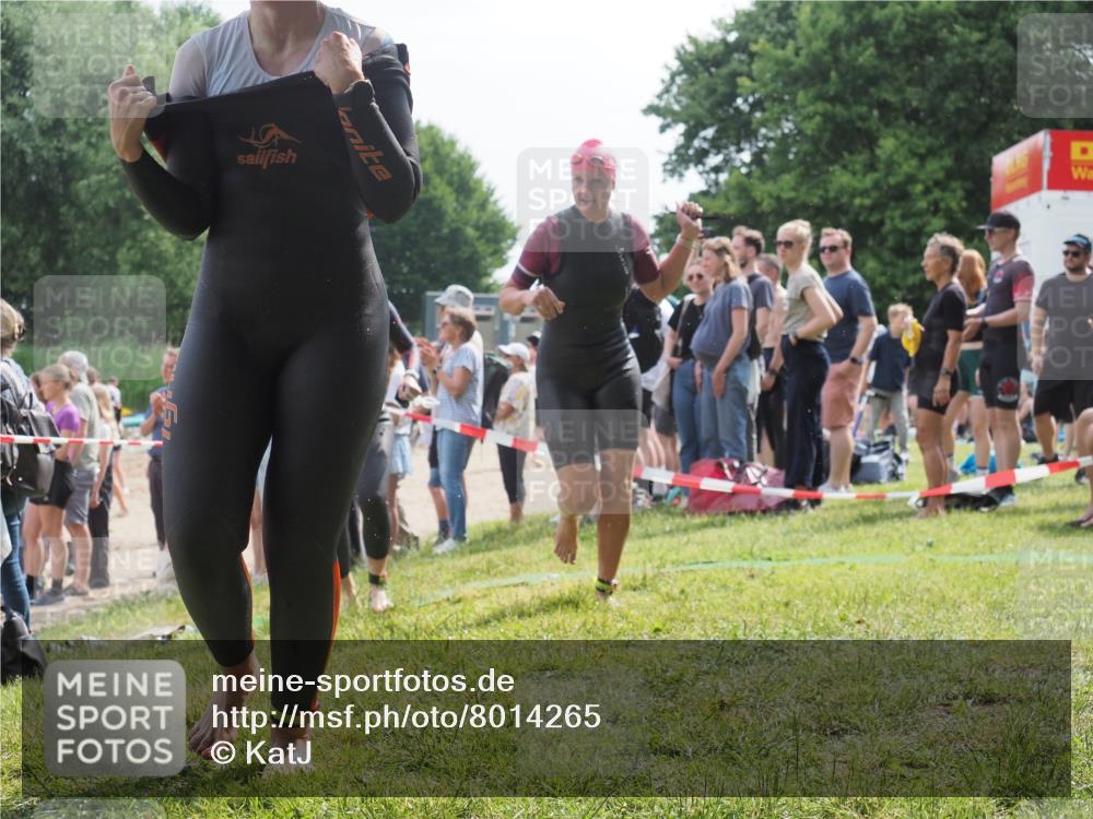 15.06.2025 - 27. Vierlanden-Triathlon KatJ http://msf.ph/oto/8014265 15.06.2025 10:15:05 Schwimmen 476, 521, 525, 528, 570, 592, 593, 597, 605, 1397 meine-sportfotos.de
