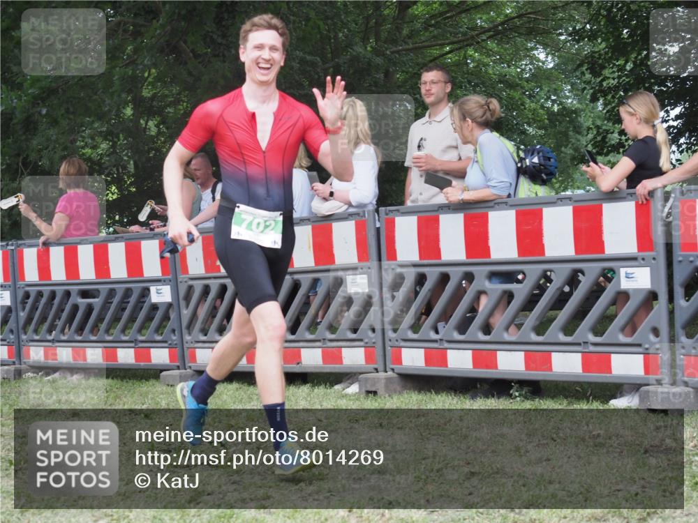 21.06.2025 - 27. Vierlanden-Triathlon KatJ http://msf.ph/oto/8014269 15.06.2025 13:11:47 Ziel 7, 702, 962 meine-sportfotos.de