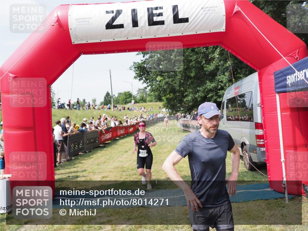 21.06.2025 - 27. Vierlanden-Triathlon MichiJ http://msf.ph/oto/8014271 15.06.2026 11:31:07 Ziel 131, 482, 546 meine-sportfotos.de