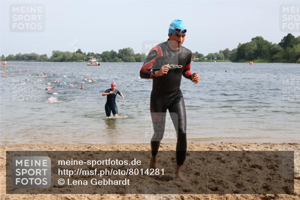 15.06.2025 - 27. Vierlanden-Triathlon Lena Gebhardt http://msf.ph/oto/8014281 15.06.2025 10:14:23 Schwimmen 482, 565, 618 meine-sportfotos.de
