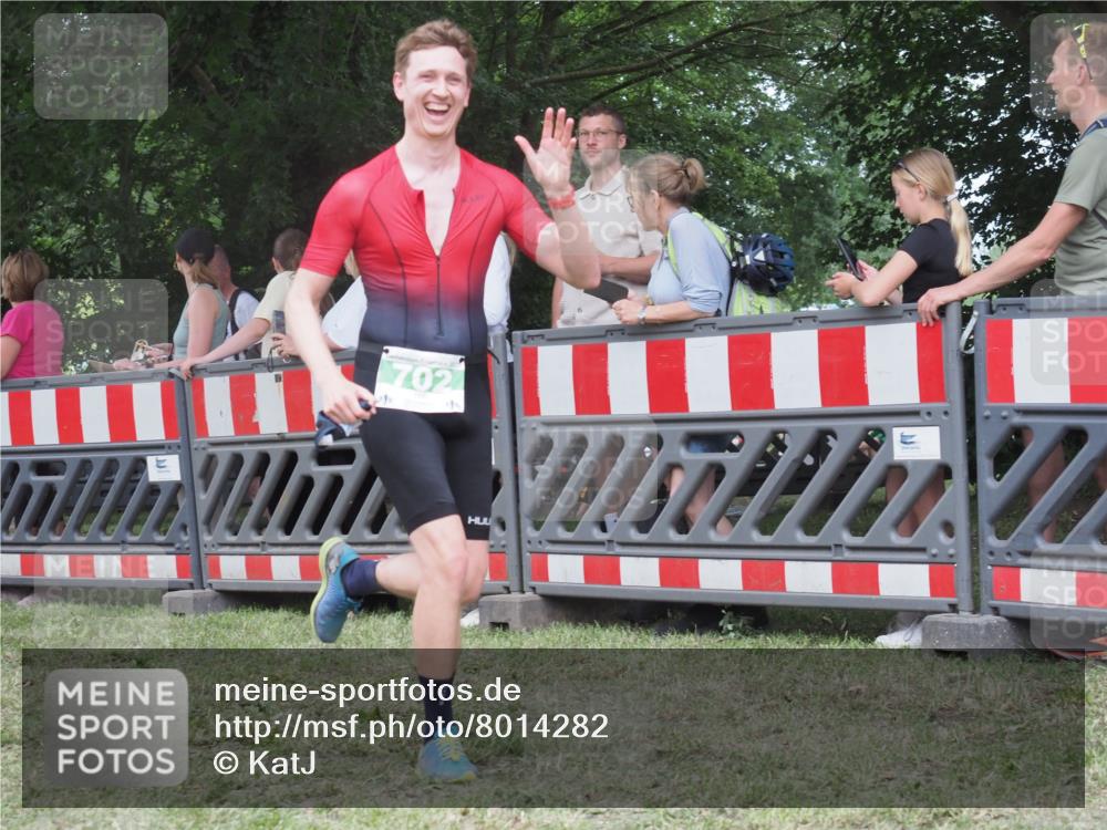 21.06.2025 - 27. Vierlanden-Triathlon KatJ http://msf.ph/oto/8014282 15.06.2025 13:11:47 Ziel 7, 702, 962 meine-sportfotos.de