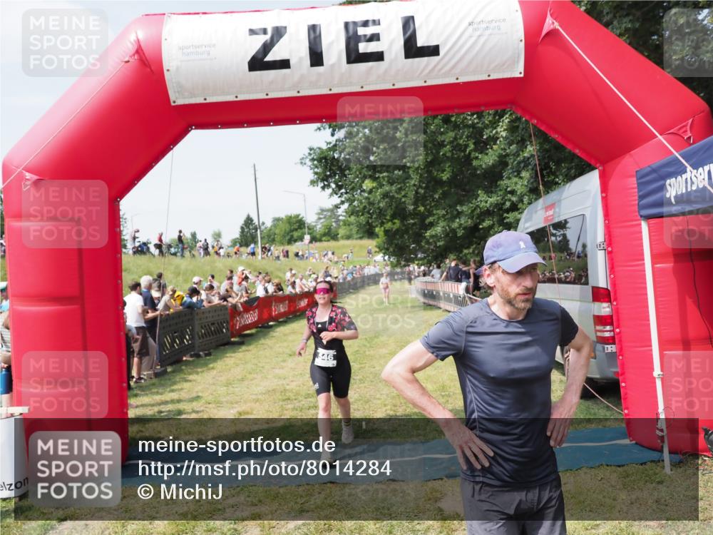 21.06.2025 - 27. Vierlanden-Triathlon MichiJ http://msf.ph/oto/8014284 15.06.2026 11:31:07 Ziel 131, 482, 546 meine-sportfotos.de
