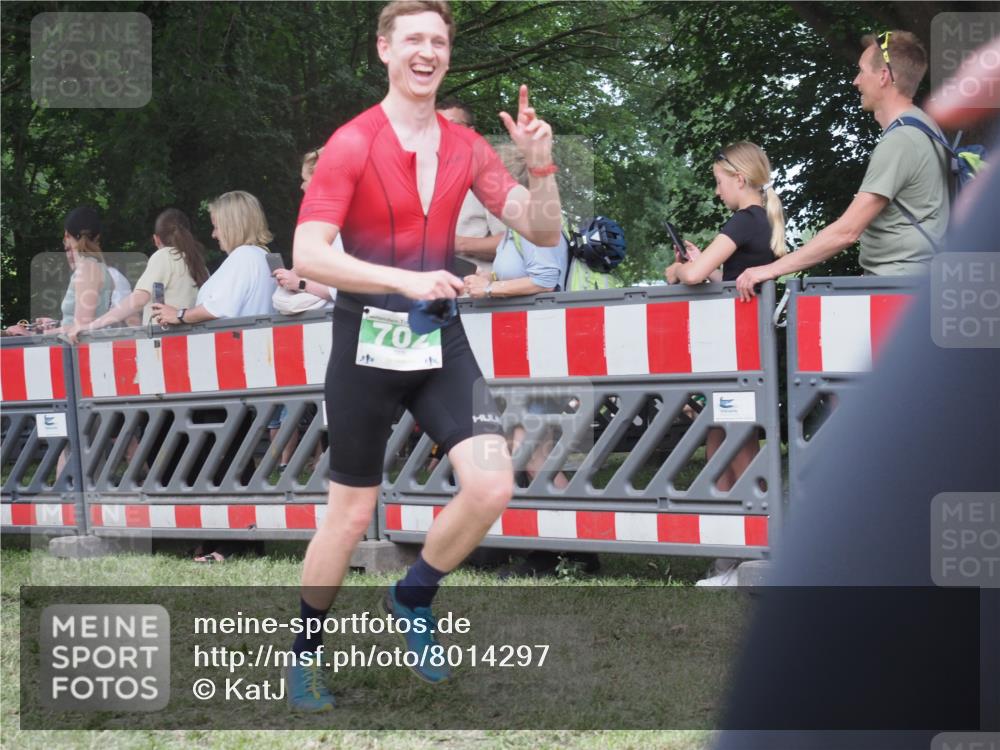 21.06.2025 - 27. Vierlanden-Triathlon KatJ http://msf.ph/oto/8014297 15.06.2025 13:11:47 Ziel 7, 702, 962 meine-sportfotos.de