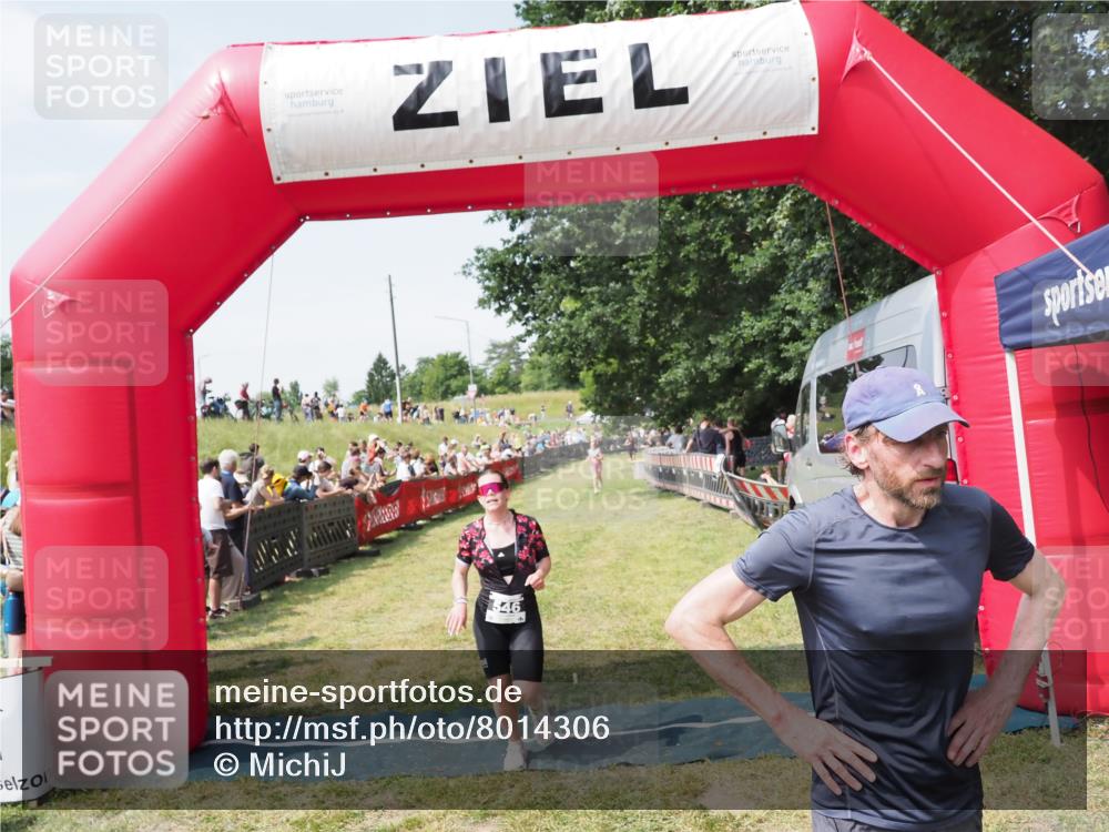 21.06.2025 - 27. Vierlanden-Triathlon MichiJ http://msf.ph/oto/8014306 15.06.2026 11:31:07 Ziel 131, 482, 546 meine-sportfotos.de