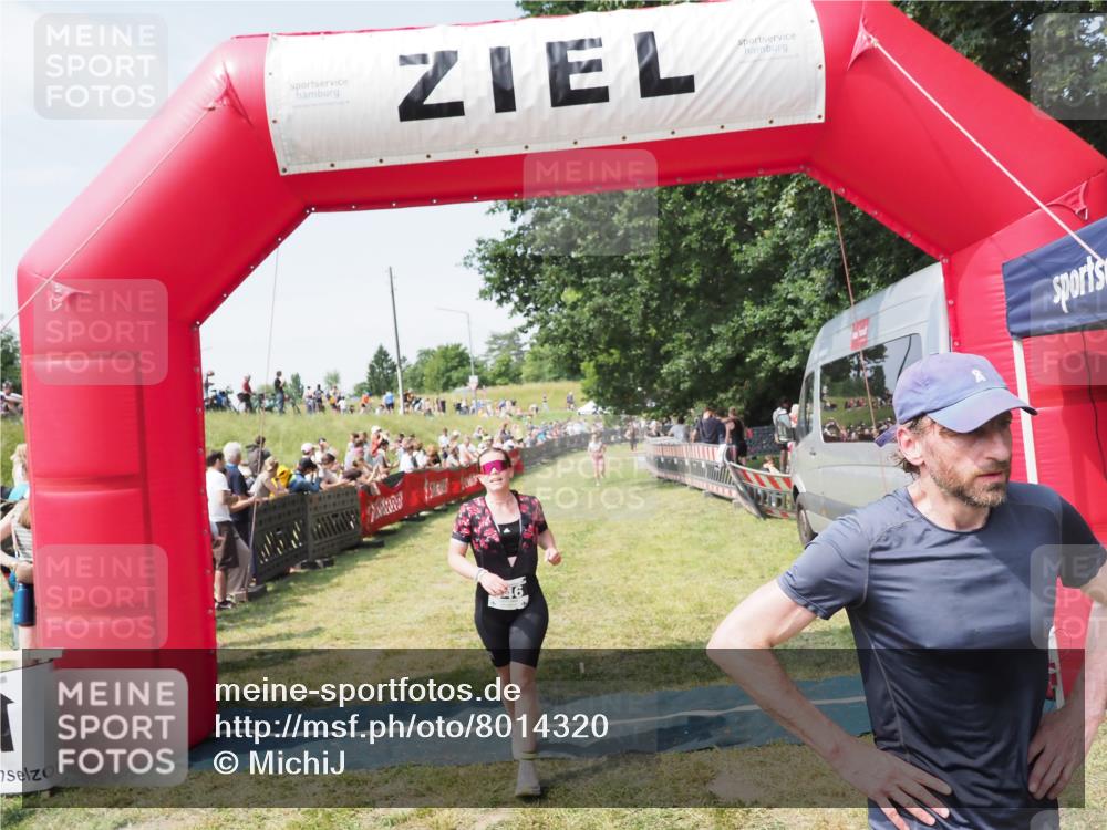 21.06.2025 - 27. Vierlanden-Triathlon MichiJ http://msf.ph/oto/8014320 15.06.2026 11:31:07 Ziel 131, 482, 546 meine-sportfotos.de