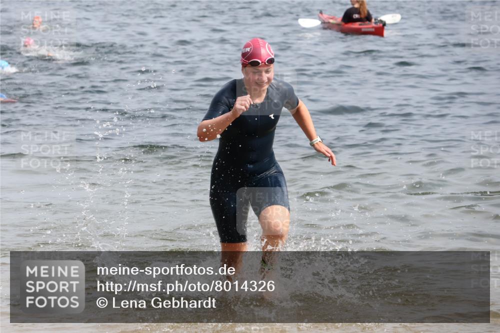15.06.2025 - 27. Vierlanden-Triathlon Lena Gebhardt http://msf.ph/oto/8014326 15.06.2025 10:14:24 Schwimmen 482, 565, 615, 618 meine-sportfotos.de