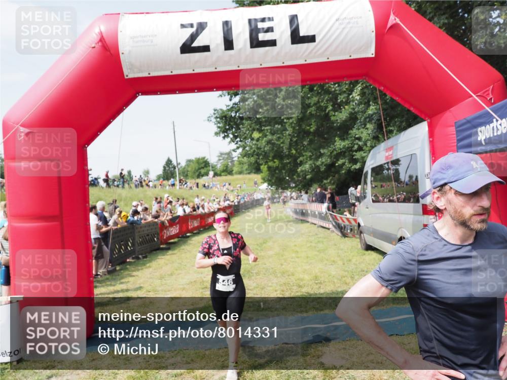 21.06.2025 - 27. Vierlanden-Triathlon MichiJ http://msf.ph/oto/8014331 15.06.2026 11:31:07 Ziel 131, 482, 546 meine-sportfotos.de