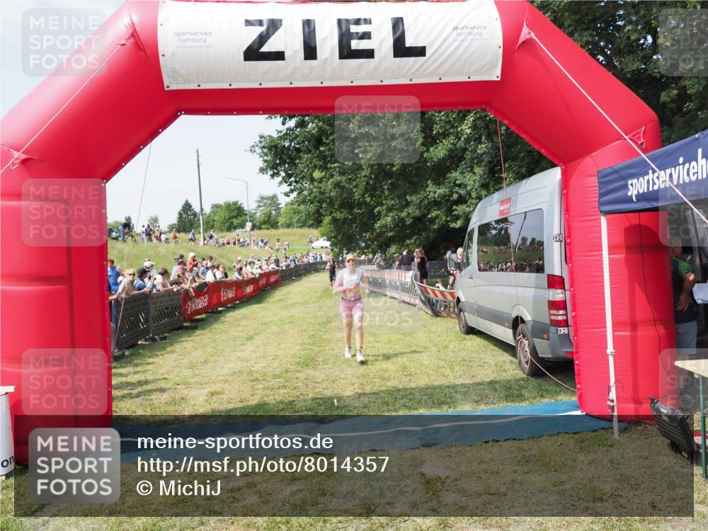 21.06.2025 - 27. Vierlanden-Triathlon MichiJ http://msf.ph/oto/8014357 15.06.2026 11:31:12 Ziel 131, 546, 605 meine-sportfotos.de