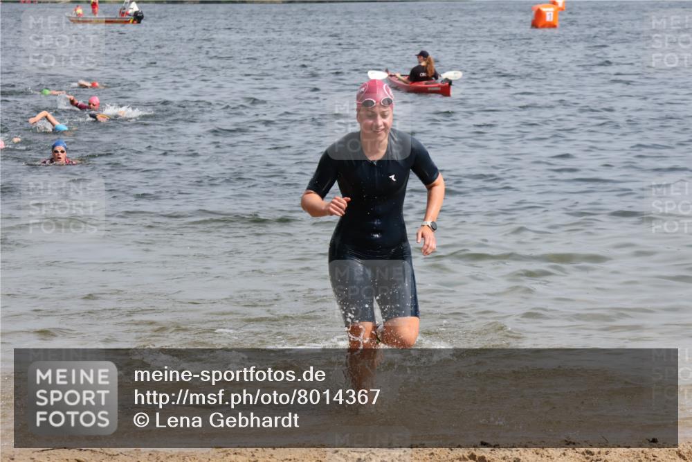 15.06.2025 - 27. Vierlanden-Triathlon Lena Gebhardt http://msf.ph/oto/8014367 15.06.2025 10:14:25 Schwimmen 482, 565, 615, 618 meine-sportfotos.de