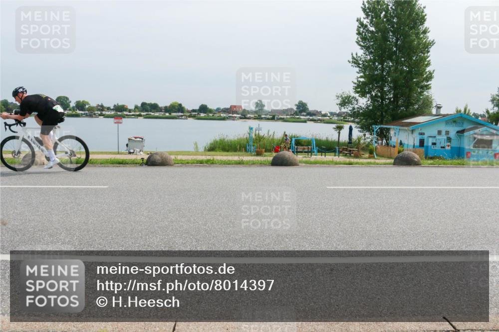 15.06.2025 - 27. Vierlanden-Triathlon H.Heesch http://msf.ph/oto/8014397 15.06.2025 11:10:22 Radfahren 668, 701 meine-sportfotos.de