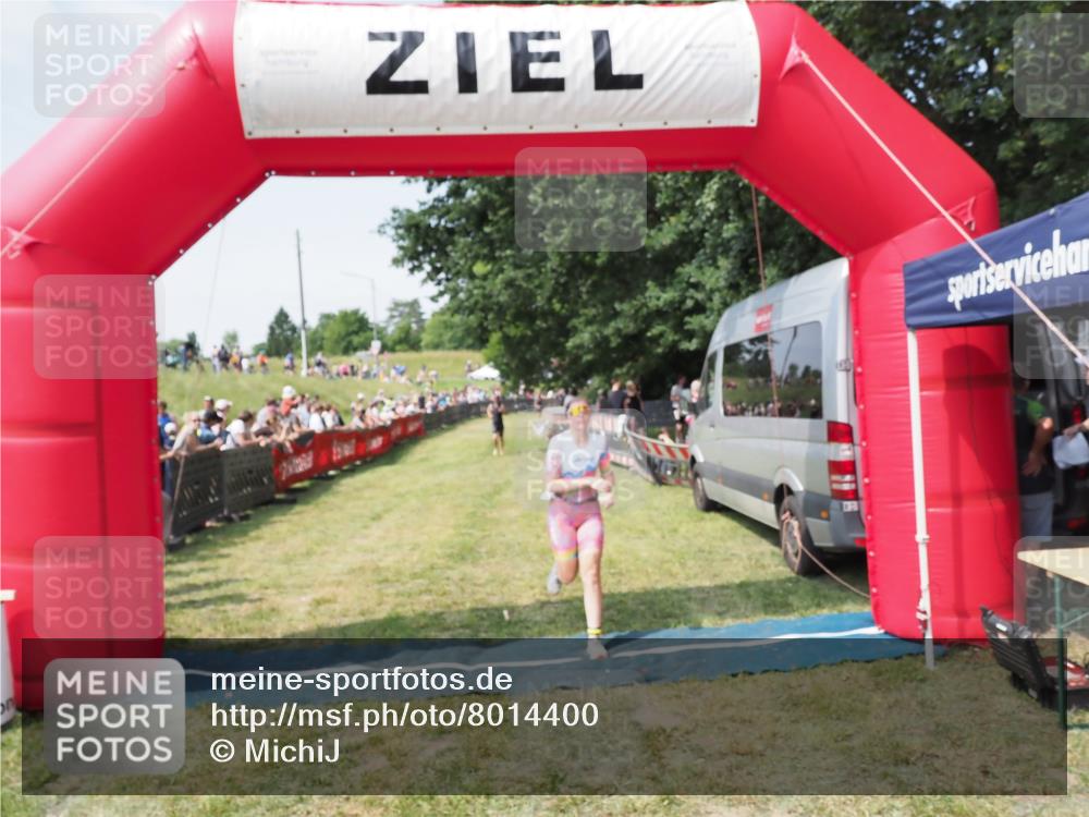 21.06.2025 - 27. Vierlanden-Triathlon MichiJ http://msf.ph/oto/8014400 15.06.2026 11:31:13 Ziel 546, 605 meine-sportfotos.de