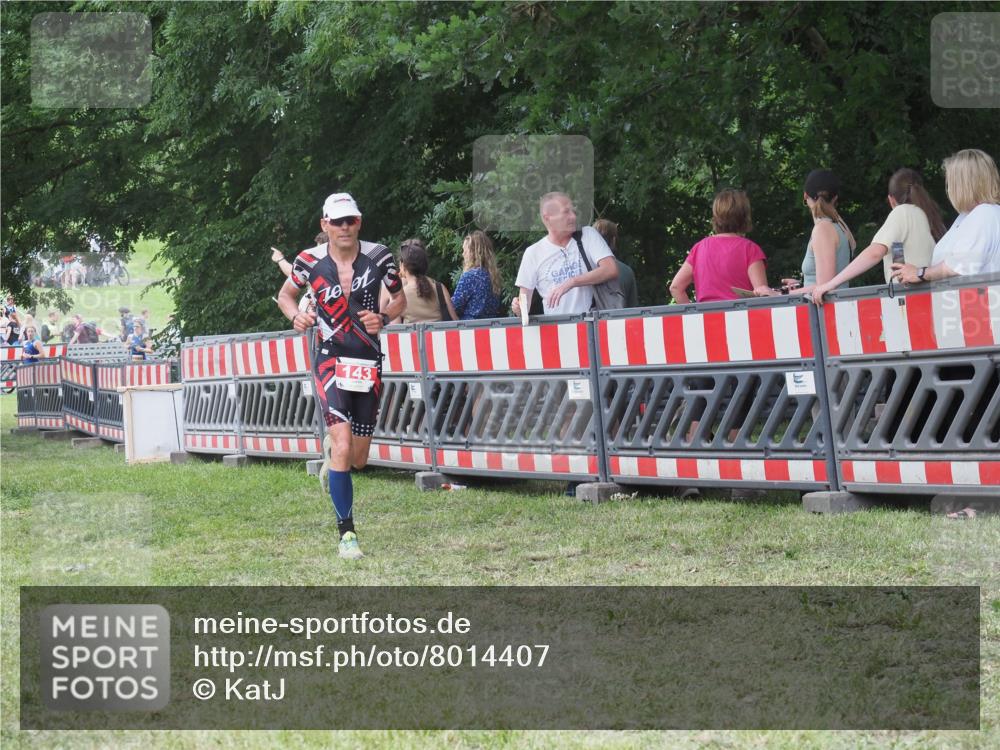 21.06.2025 - 27. Vierlanden-Triathlon KatJ http://msf.ph/oto/8014407 15.06.2025 13:12:08 Ziel 143 meine-sportfotos.de