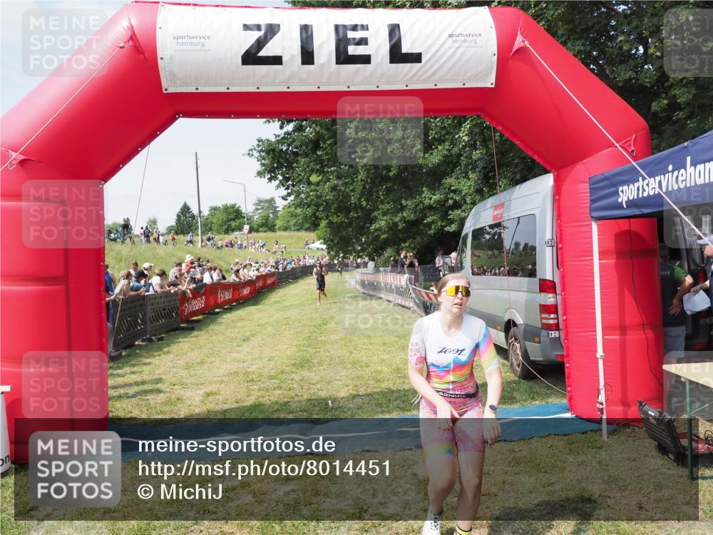 21.06.2025 - 27. Vierlanden-Triathlon MichiJ http://msf.ph/oto/8014451 15.06.2026 11:31:14 Ziel 546, 605 meine-sportfotos.de