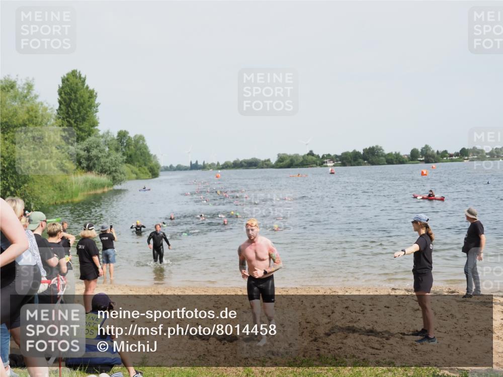 21.06.2025 - 27. Vierlanden-Triathlon MichiJ http://msf.ph/oto/8014458 15.06.2026 10:16:01 Schwimmen 445, 547, 606, 612 meine-sportfotos.de