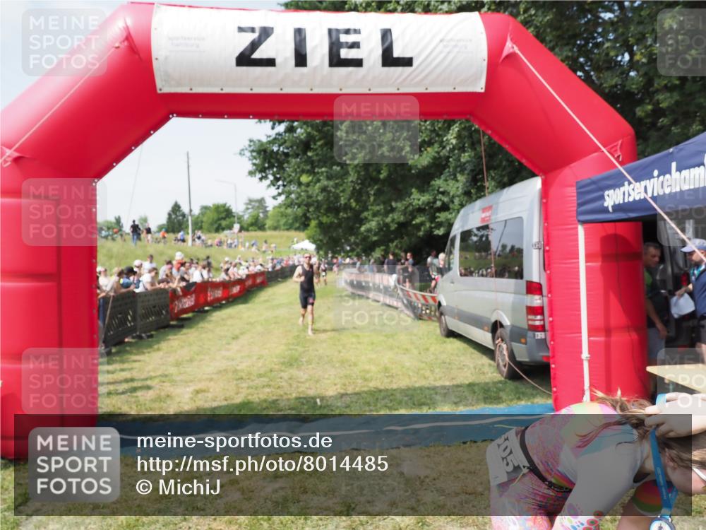 21.06.2025 - 27. Vierlanden-Triathlon MichiJ http://msf.ph/oto/8014485 15.06.2026 11:31:17 Ziel 180, 605 meine-sportfotos.de
