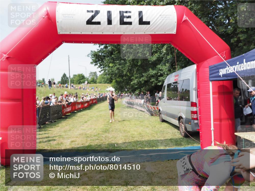 21.06.2025 - 27. Vierlanden-Triathlon MichiJ http://msf.ph/oto/8014510 15.06.2026 11:31:17 Ziel 180, 605 meine-sportfotos.de