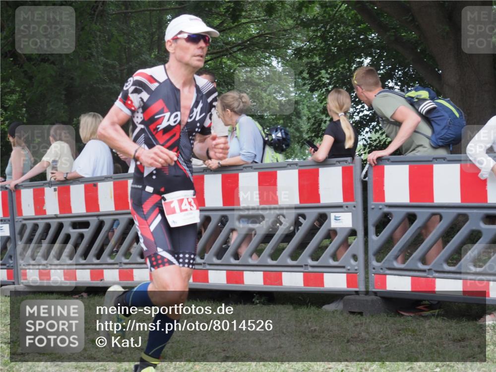 21.06.2025 - 27. Vierlanden-Triathlon KatJ http://msf.ph/oto/8014526 15.06.2025 13:12:10 Ziel 143 meine-sportfotos.de