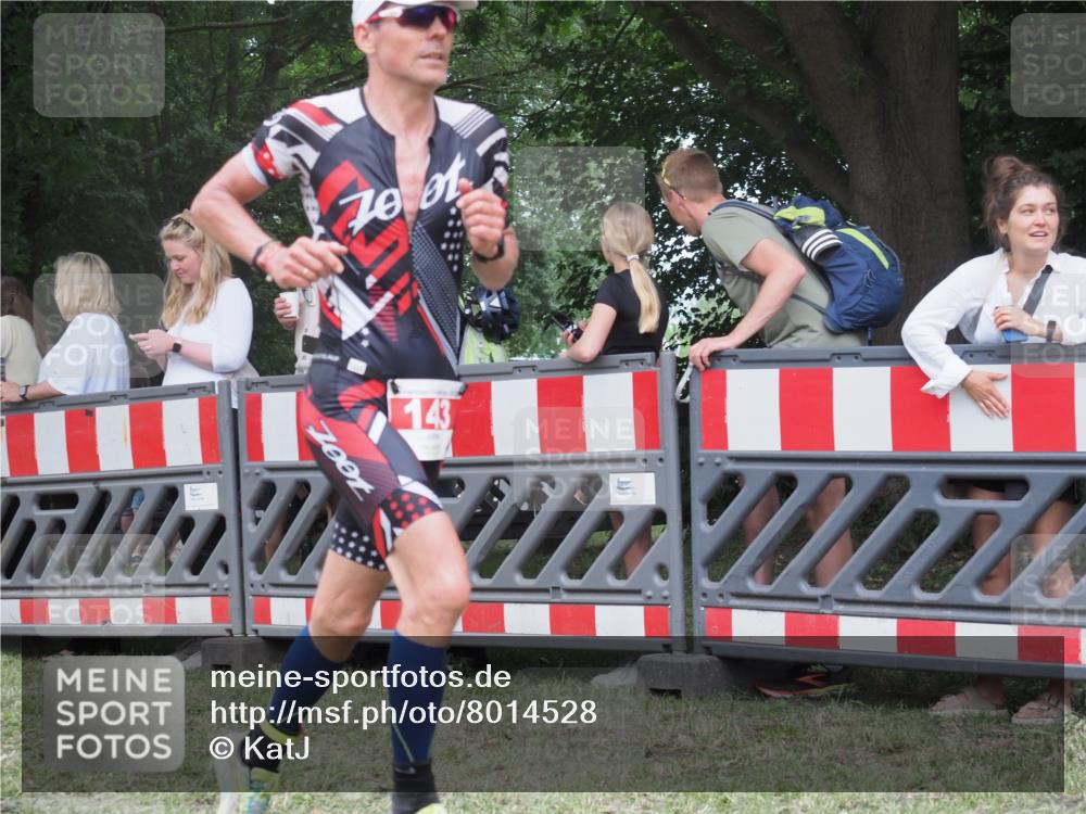 21.06.2025 - 27. Vierlanden-Triathlon KatJ http://msf.ph/oto/8014528 15.06.2025 13:12:10 Ziel 143 meine-sportfotos.de