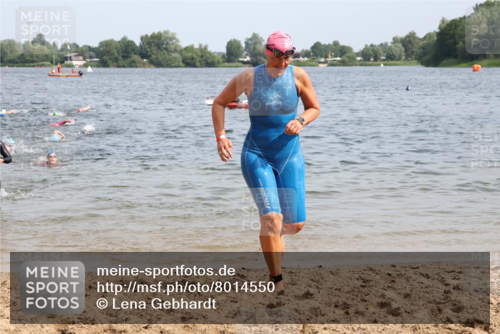 15.06.2025 - 27. Vierlanden-Triathlon Lena Gebhardt http://msf.ph/oto/8014550 15.06.2025 10:14:33 Schwimmen 546, 565, 609, 615, 618 meine-sportfotos.de
