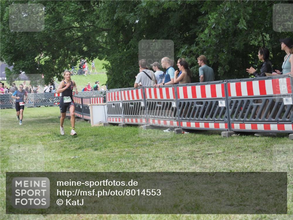 21.06.2025 - 27. Vierlanden-Triathlon KatJ http://msf.ph/oto/8014553 15.06.2025 13:12:38 Ziel 81, 934 meine-sportfotos.de