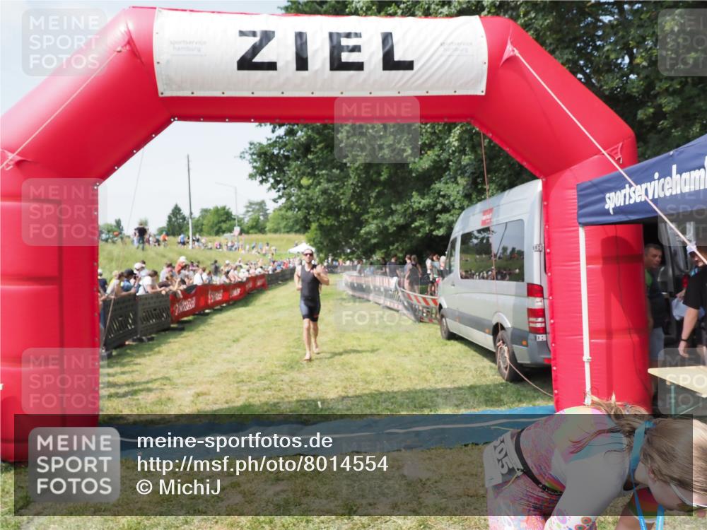 21.06.2025 - 27. Vierlanden-Triathlon MichiJ http://msf.ph/oto/8014554 15.06.2026 11:31:18 Ziel 180, 605 meine-sportfotos.de