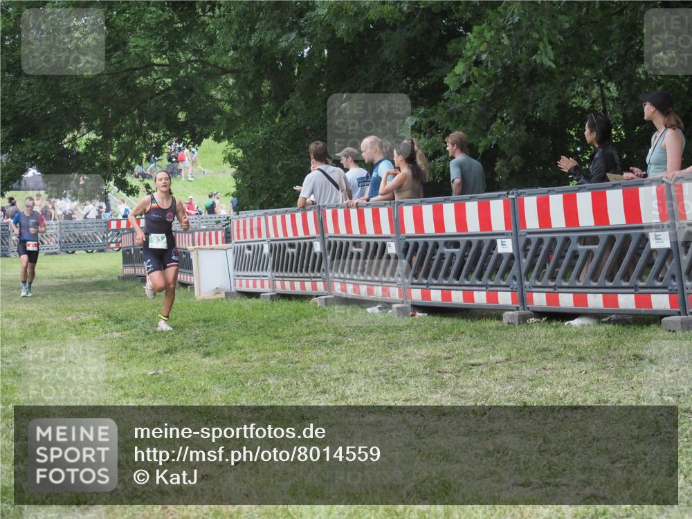 21.06.2025 - 27. Vierlanden-Triathlon KatJ http://msf.ph/oto/8014559 15.06.2025 13:12:38 Ziel 81, 934 meine-sportfotos.de