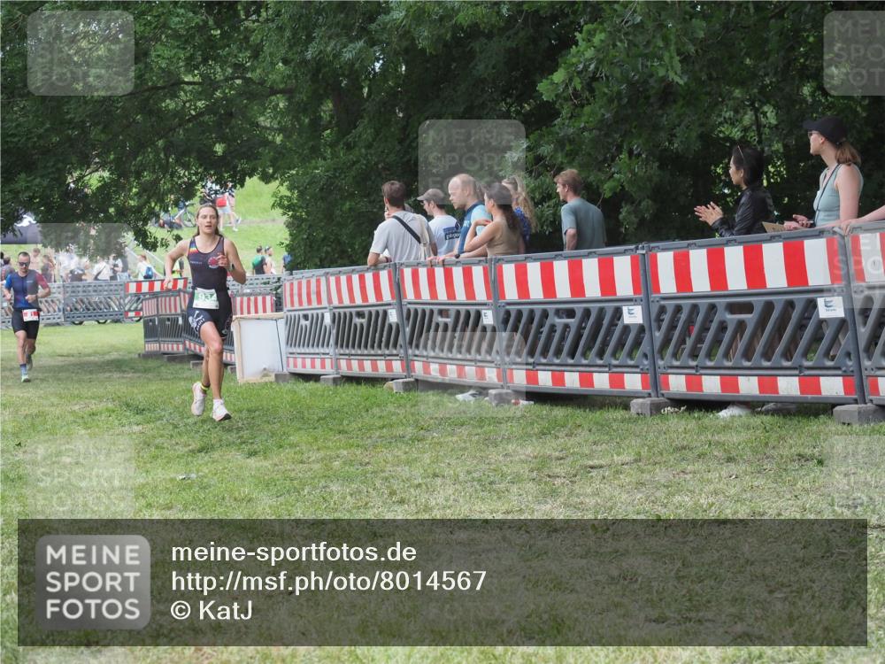 21.06.2025 - 27. Vierlanden-Triathlon KatJ http://msf.ph/oto/8014567 15.06.2025 13:12:38 Ziel 81, 934 meine-sportfotos.de
