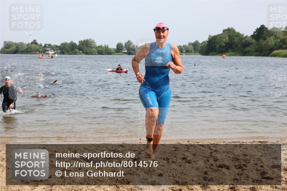 15.06.2025 - 27. Vierlanden-Triathlon Lena Gebhardt http://msf.ph/oto/8014576 15.06.2025 10:14:34 Schwimmen 546, 559, 565, 609, 615 meine-sportfotos.de