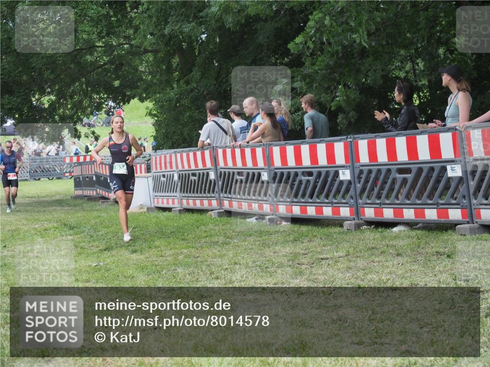 21.06.2025 - 27. Vierlanden-Triathlon KatJ http://msf.ph/oto/8014578 15.06.2025 13:12:38 Ziel 81, 934 meine-sportfotos.de