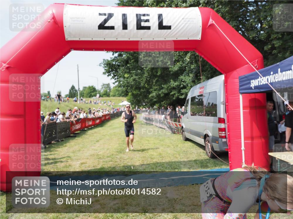 21.06.2025 - 27. Vierlanden-Triathlon MichiJ http://msf.ph/oto/8014582 15.06.2026 11:31:18 Ziel 180, 605 meine-sportfotos.de